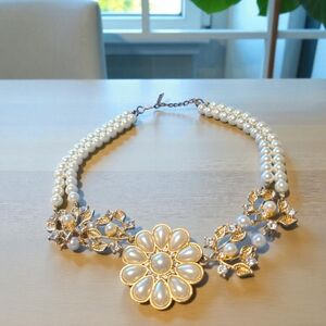 Elegant Pearl and Gold Floral Necklace